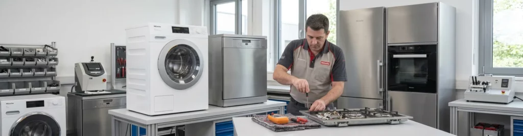 Chi siamo, Assistenza miele roma e provincia, Tecnico in laboratorio che ripara elettrodomestici miele a roma
